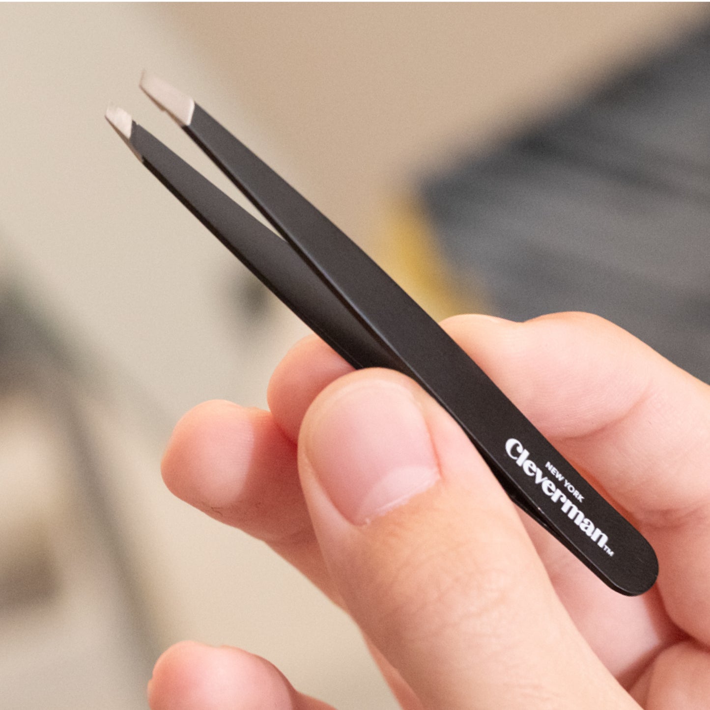 Precision Slant Tweezer – Expert Brow & Facial Hair Removal